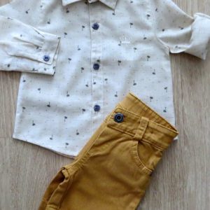 Conjunto baby coqueiro é composto de camisa manga longa com estampa de coqueirinhos e bermuda de sarja amarela com ajuste interno.