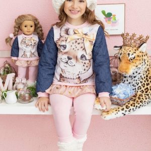 O conjunto leopardo tal menina tal boneca acompanha legging rosa e moletom com estampa de leopardo, mangas em jeans matelassê e babadinhos.